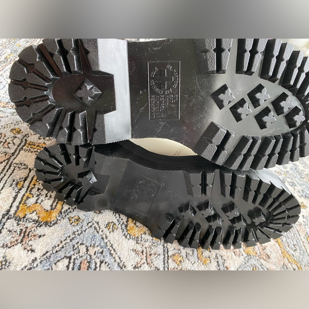 Dr. Martens Unisex 2976 Chelsea Boot - Picture 8 of 11